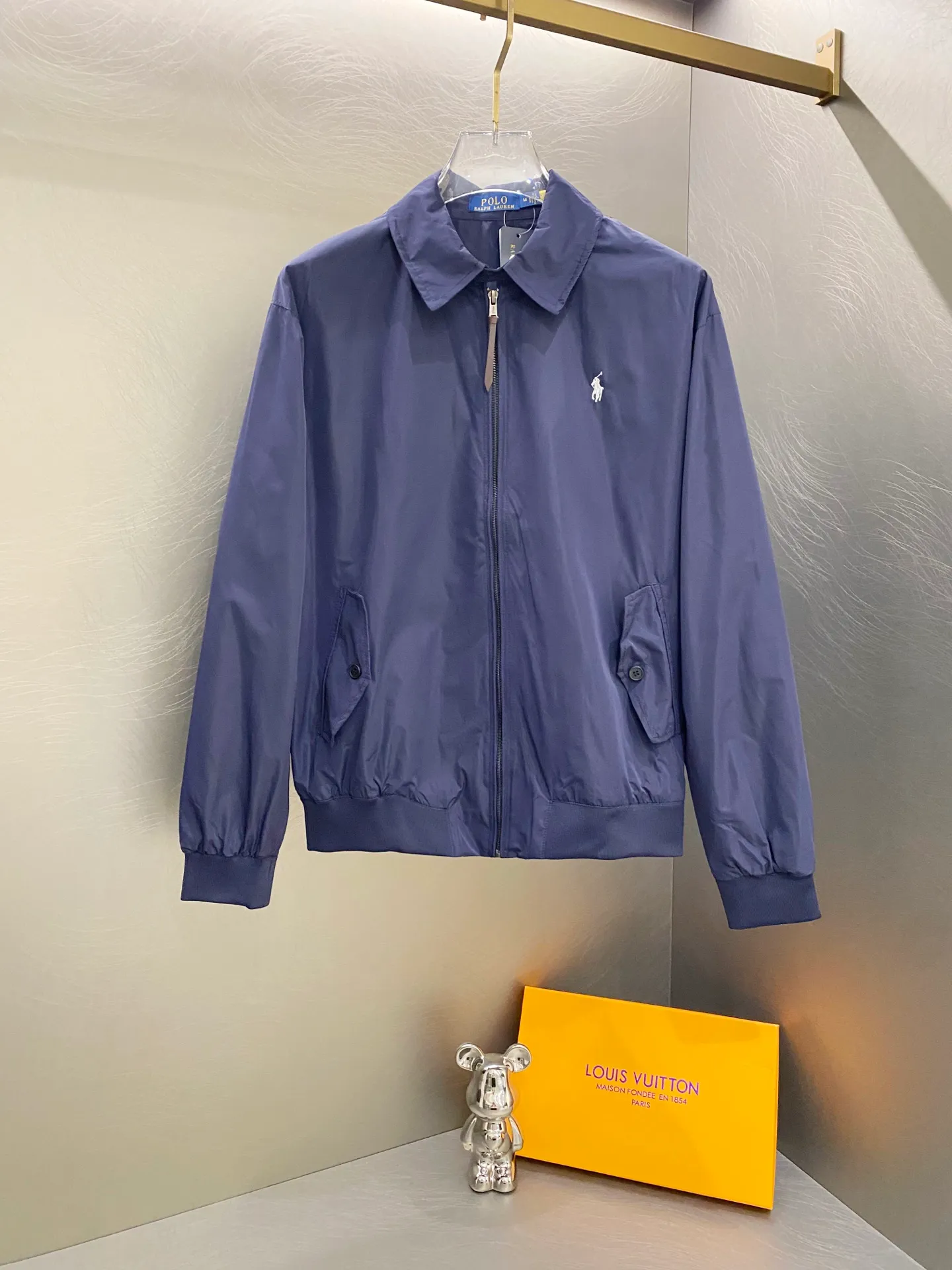 P310 Ralph Lauren Ralph Lauren polo official website celebrity unisex men's old money style veteran stand-up collar workwear Harrington waterproof jacket. Ralph has gone crazy this year. Tops worn by major Internet celebrities [original replica, top version] A must-have item for the new spring and autumn. It never goes out of style. I didn't expect that old money style is also a must when it comes to outdoor. Travel/outdoor/business, perfect for various scenes. Available in three colors, double-layered fabric, each color matches well, is lightweight, and has knitted threads at the cuffs and hem. Double layer fabric, warm and comfortable. The fabric has a double-layer shin feel and is full of weight! It's not as heavy as a regular jacket, and the ordinary cotton material feels really different. This one is super comfortable, feels soft and stylish, and has a retro movie fashion feel! The fit is loose but not baggy. The size is just right and not too picky. The dropped shoulder design modifies the shoulder shape without making it look bulky. This silhouette is a style that will never go out of style after being worn for a long time. The upper body is also very durable and recognizable. The loose and reasonable fit can be worn by both men and women, making it easy to create a clean and refreshing youthful look. The embroidery on the chest is all German Oman embroidery fiber with original data. The embroidery technology is very particular about using Japanese Tajima machines to ensure the embroidery is exquisite and three-dimensional. Which is what I said is different from the ones on the market. The workmanship is a loose version and can be used by boys and girls!! Color: Khaki Navy Blue Black Off-White Size: S M L XL Length: 68/70/72/74 Bust: 122/126/130/134 Shoulder width: 53/54/55/56 Sleeve length: 65/66/67/68